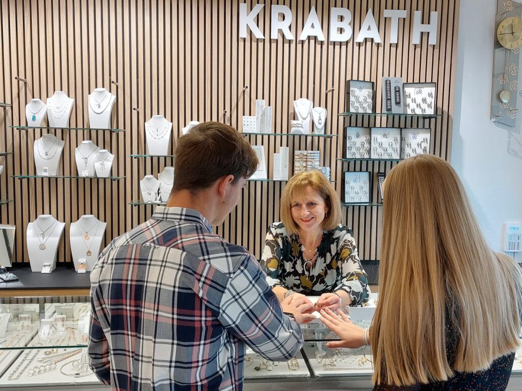 Auf dem Bild sieht man Kunden bei einer Trauringberatung bei Juwelier Krabath