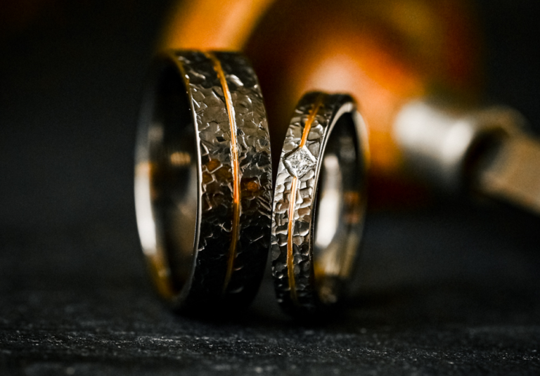 Handgefertigte Trauringe aus Tantal mit Gold und einem Prinzess Stein.